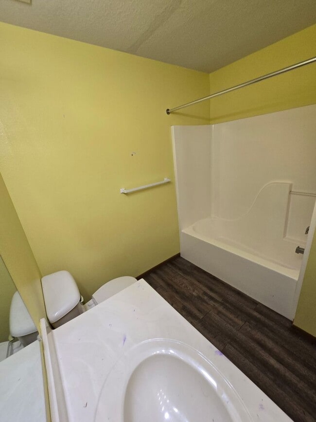 Building Photo - 3 bedroom 2 bathroom
