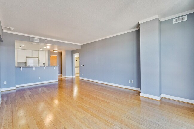 Building Photo - Large 2BR/2BA Condo with Spacious Balcony ...