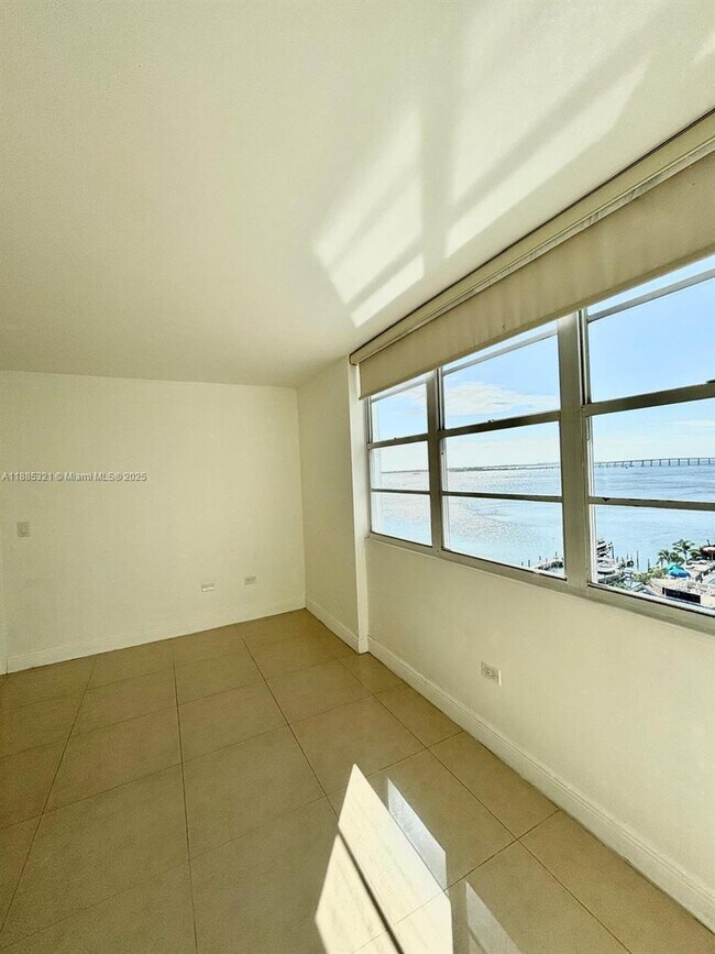 Building Photo - 801 Brickell Bay Dr