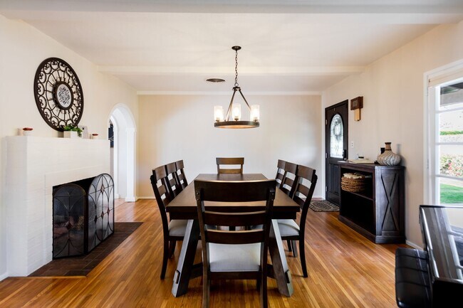 Building Photo - Movie Colony Oasis - Peaceful, Walk to Downtown (Monthly Only - No Long Term)
