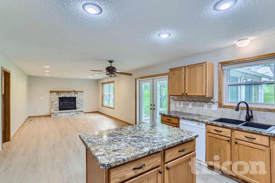 Building Photo - 2202 Marilyn Ave