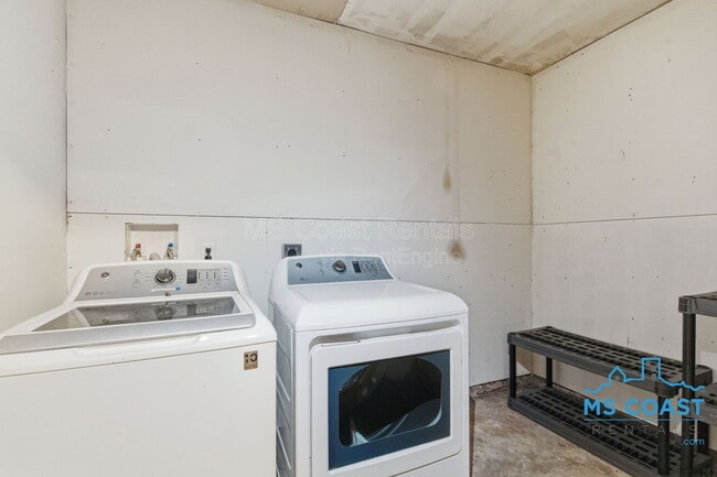 Building Photo - 208 Charles Ave