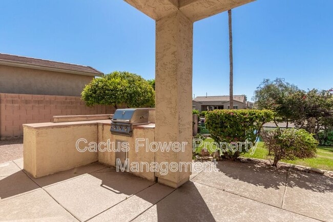 Building Photo - 749 E La Costa Dr