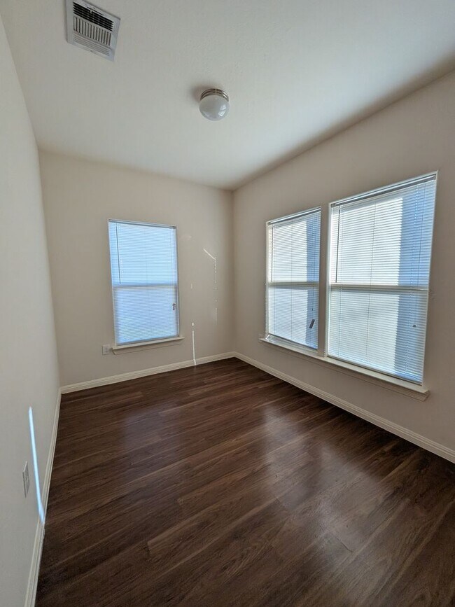 Building Photo - 405 E Simmons Ave