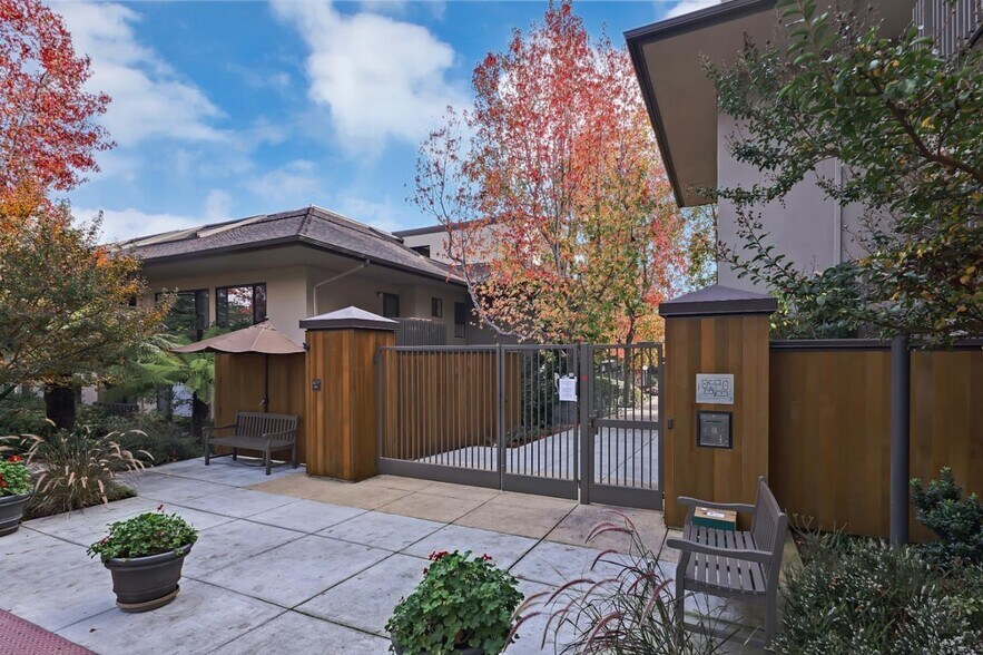 Building Photo - 2140 Santa Cruz Ave