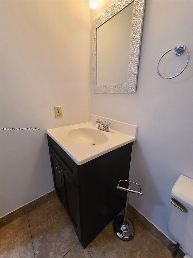 Building Photo - 540 Brickell Key Dr