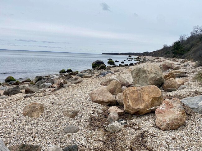 Building Photo - 555 Bridge St