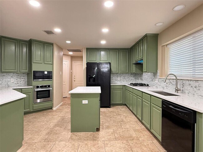 Building Photo - 10013 Valona Dr