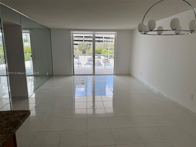 Building Photo - 1420 Brickell Bay Dr