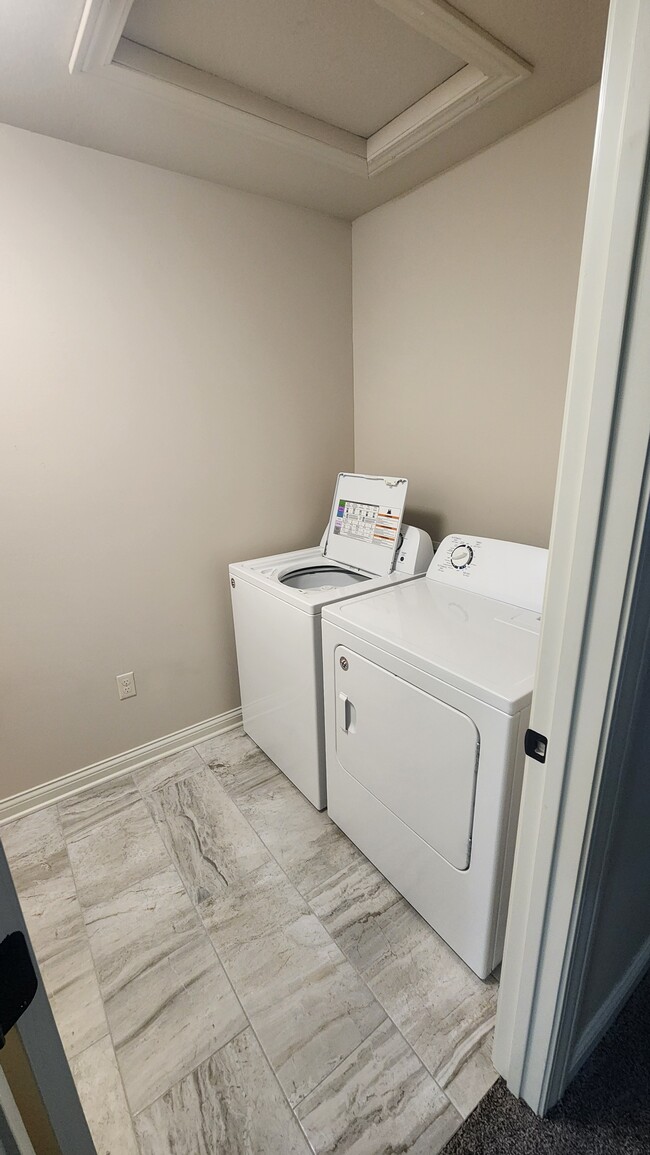 Building Photo - 1323 SE Birch Ln