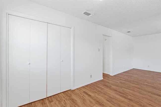 Building Photo - 302 Algerita Dr