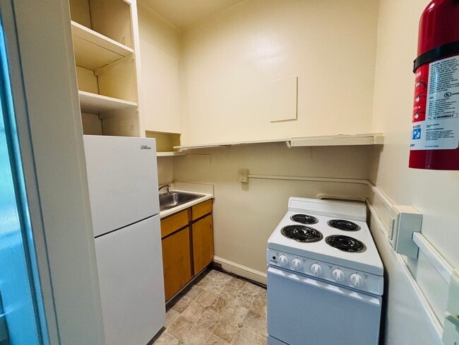 Building Photo - Efficiency/Studio, 1 Bath Apartment