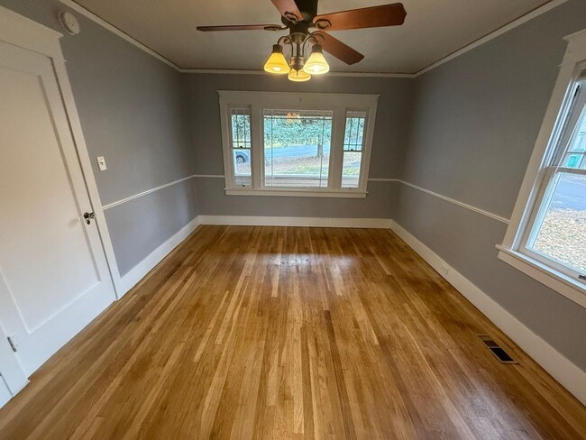 Building Photo - 3 bed/1 bath house