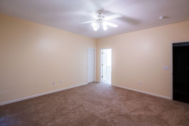 Building Photo - Stunning 6 bedroom 2.5 bathroom corner lot home in High Point with 2 car garage