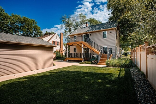 Building Photo - 608 6th Ave SW