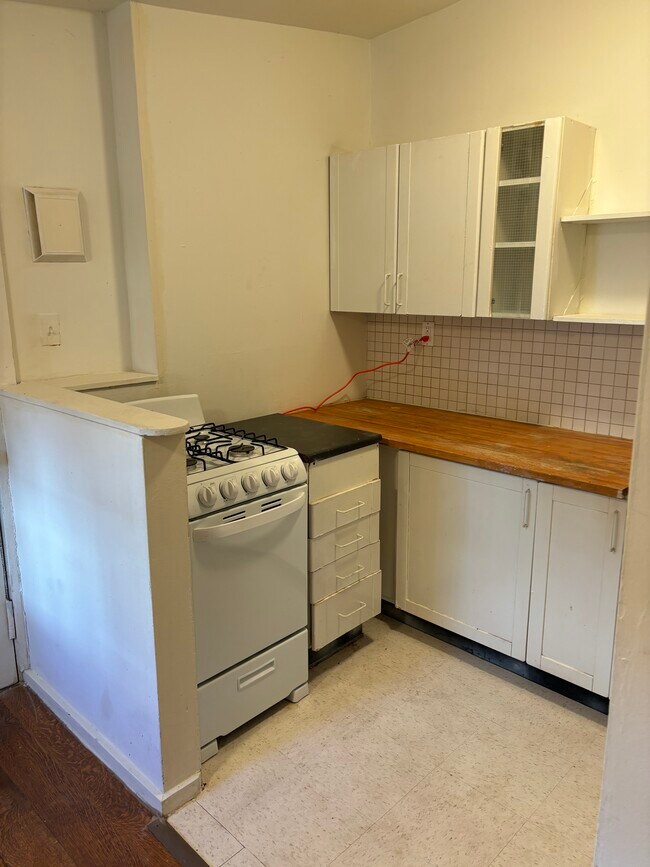 Kitchen - 1326 W Pratt St