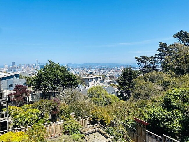 Building Photo - 225 Roosevelt Way