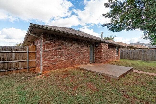 Building Photo - 16413 Village Green Dr