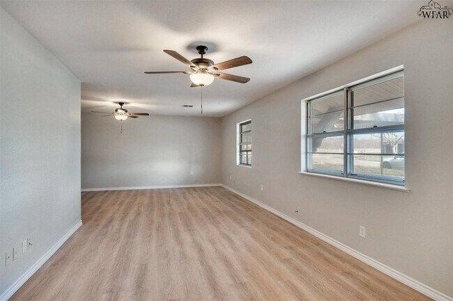 Building Photo - 1113 Lincoln Dr
