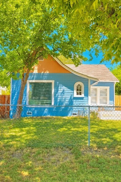 Building Photo - 1211 W Agarita Ave