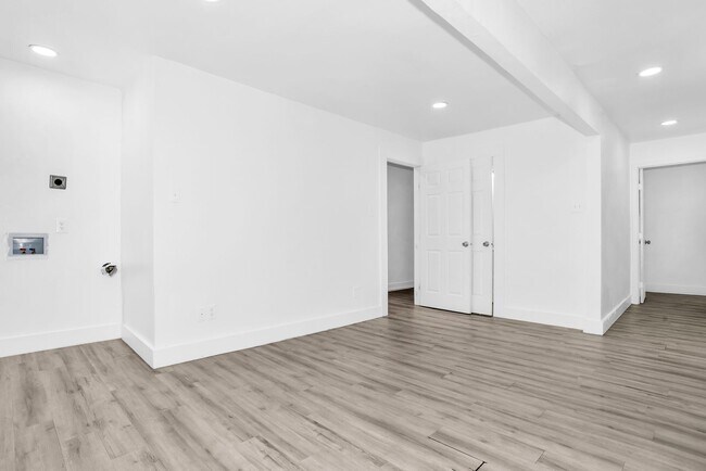 Building Photo - 2737 Stuart Dr