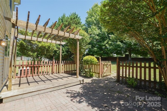 Building Photo - 2411 Normancrest Ct