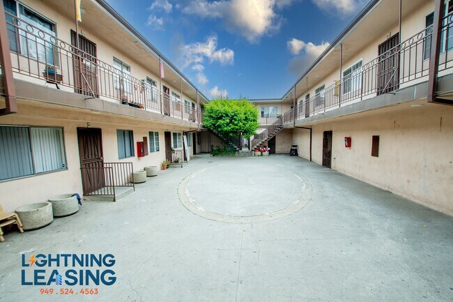 Building Photo - 10522 1/2 S Figueroa Street-20D