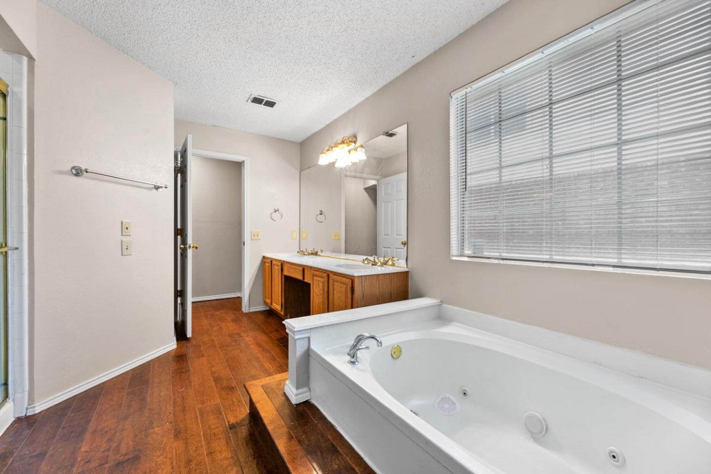 Building Photo - Stylish Fort Worth Home Near Chisholm Trail!