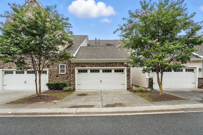 Building Photo - ABSOLUTELY GEORGOUS 2 STORY TOWNHOUSE IN CARY