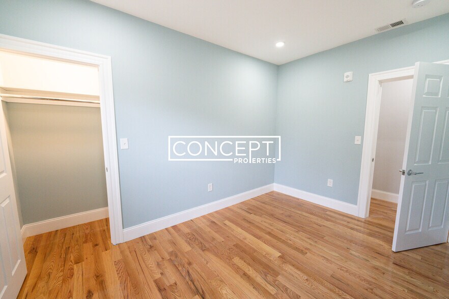 Building Photo - 372 Oxford St