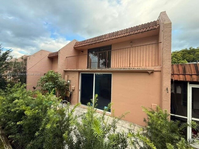 Building Photo - 23 N Valencia Dr