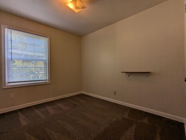 Building Photo - Nice 2 bed/1 bath located in the Whiteaker district