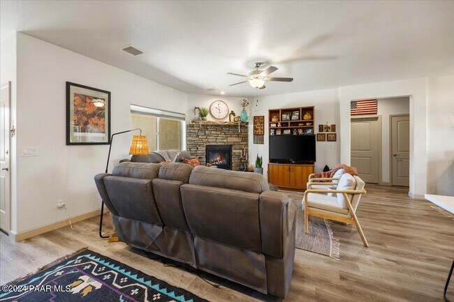 Building Photo - 7275 E Grandview Dr