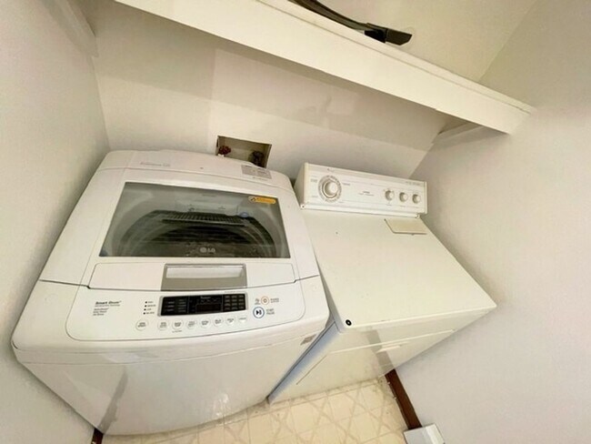 Building Photo - RARE FIND! Spacious and bright three bedro...