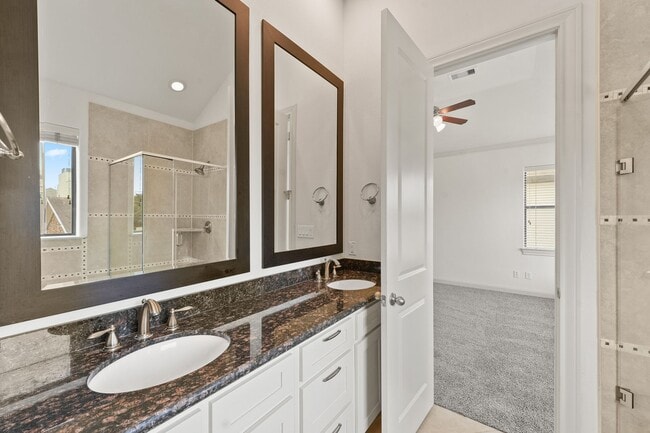 Building Photo - Awesome Two Story town home located in the heart of the city!