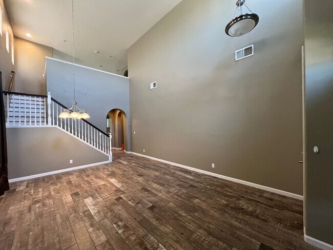 Building Photo - 3156 N Applegate Ave