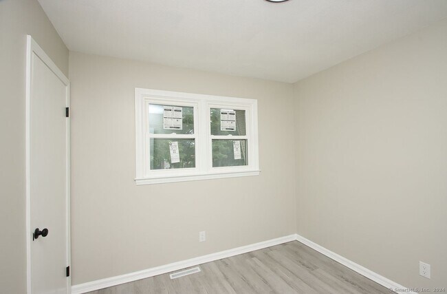 Building Photo - 2 Lakeview Ave