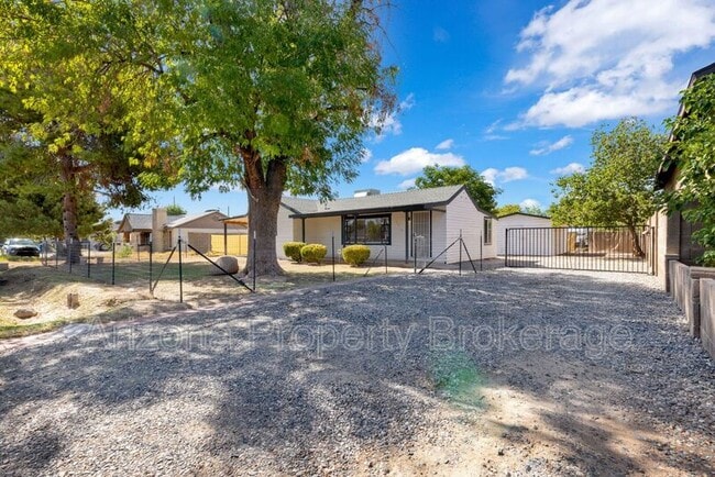 Primary Photo - 2335 W Morten Ave