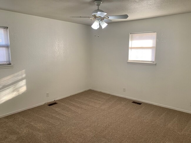 Building Photo - 3 Bed, 2 Bath Home in the Village!