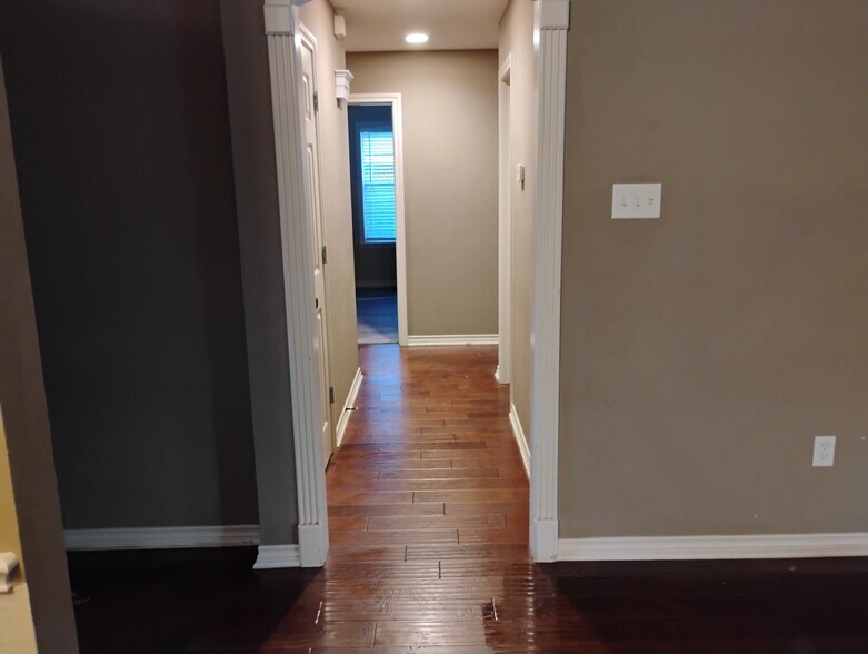 Building Photo - 4200 Middleham Ave