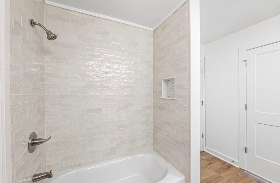 Shower - 20 Lyncrest St