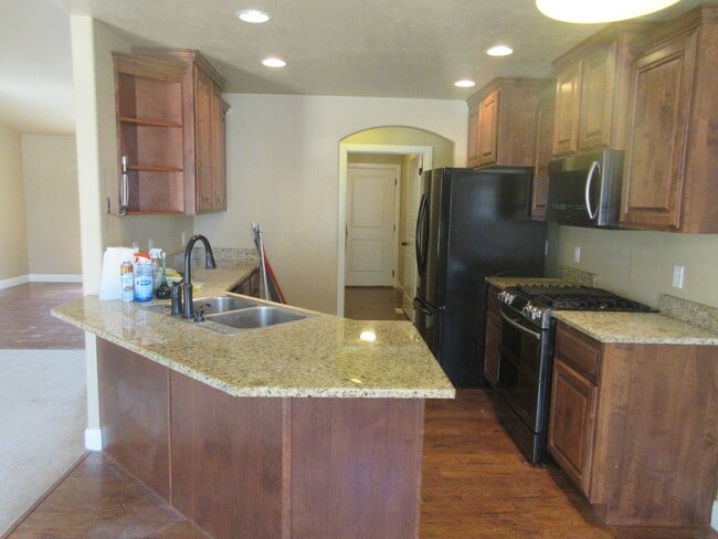 Building Photo - Move-In Bonus!!! 5 bedroom, 3 bath Single Family Home