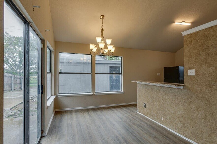 Building Photo - 10611 Woodleaf Dr