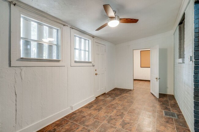 Building Photo - Adorable WE-HO Cottage