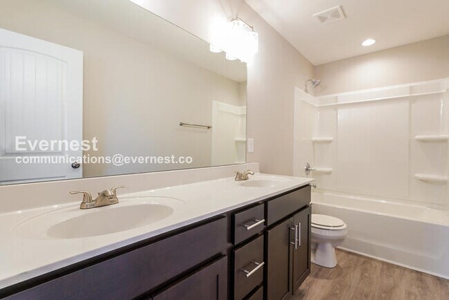 Building Photo - 3 Bed/3 Bath Townhome with Carport / Pet-Friendly / Vouchers Accepted / Available Now!