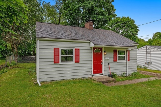 Building Photo - Cute Remodeled Two Bedroom 1 Bathroom Bungalow!