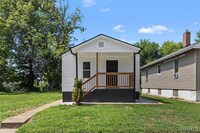 Building Photo - Totally Renovated & Totally Adorable