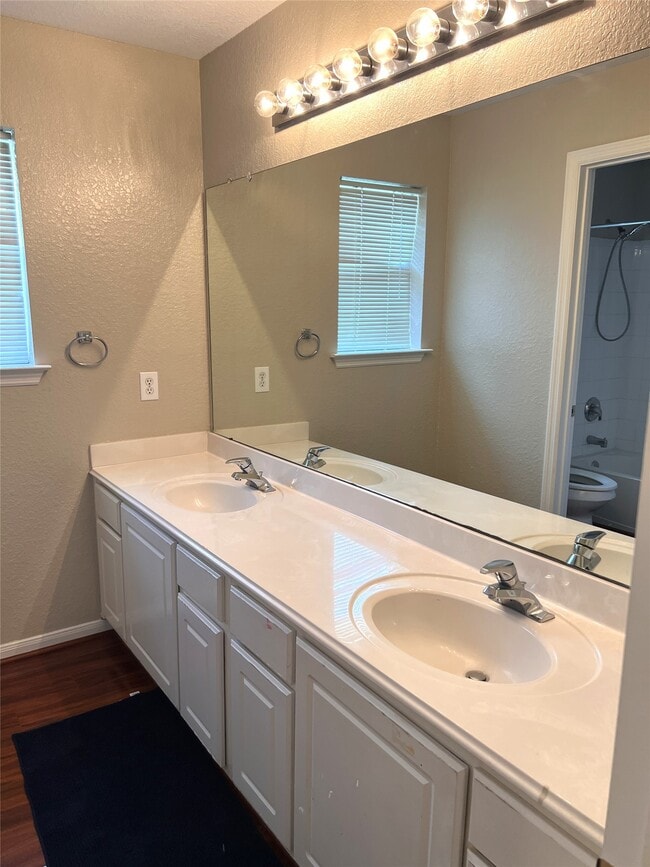 Building Photo - 14210 Meadow Estates Ln