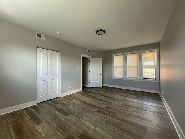 Building Photo - 722 N Austin Blvd