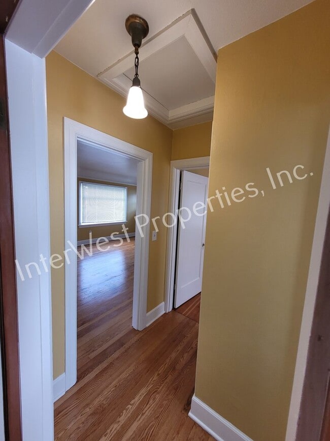Building Photo - ADORABLE 2 BEDROOM HOUSE IN NORTH PORTLAND WITH LARGE BACK YARD & 2 CAR GARAGE!